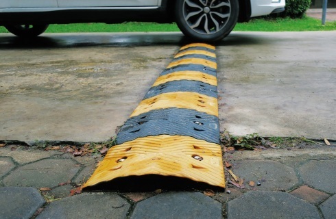 Sąd: Zarządca drogi powinien oznaczyć „śpiącego policjanta”