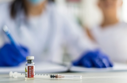 Samorządowe punkty szczepień gotowe, ale rząd hamuje ich uruchamianie