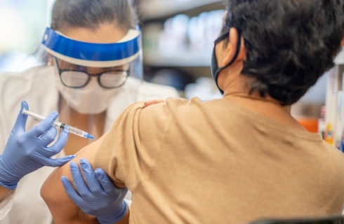 Certyfikaty covidowe po trzeciej dawce ważne przez 9 miesięcy