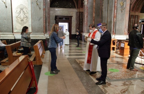 koronawirus kosciol ksiadz