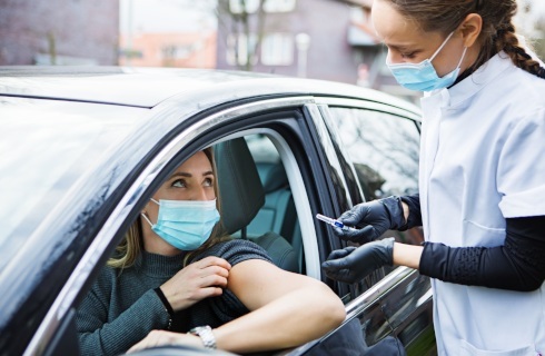 Punkty szczepień drive-thru - są wytyczne resortu zdrowia