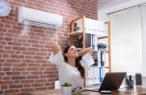Kto może w zakładzie pracy czyścić klimatyzację