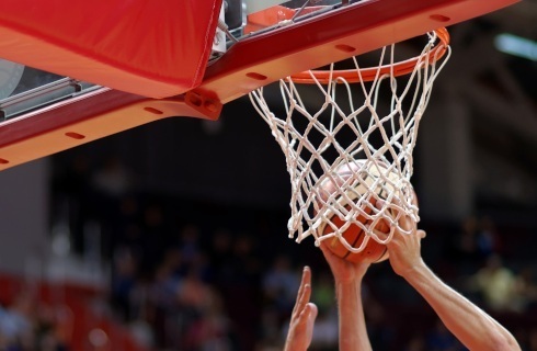 Spór o płace zawodników i precedensowe postępowanie antymonopolowe w lidze koszykówki