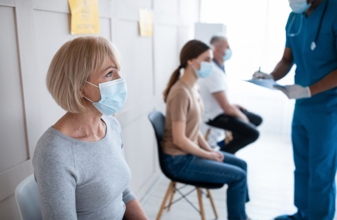 koronawirus szczepionka ludzie przychodnia