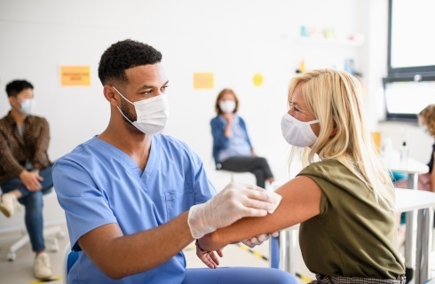 koronawirus szczepionka ludzie przychodnia