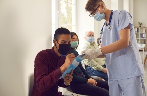 koronawirus szczepionka ludzie przychodnia