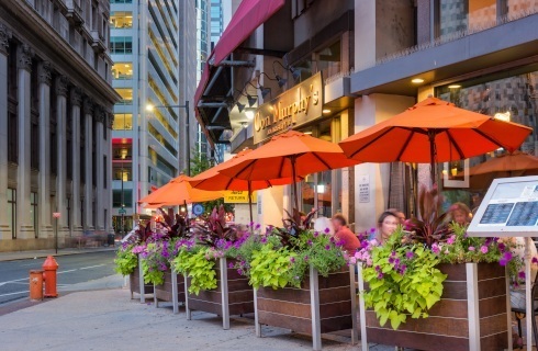 Restauracja w budynku - tak, hałasy i zapachy - nie