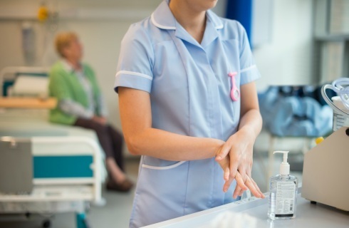 Fizjoterapeuta i pielęgniarka z DPS-u bez podwyżek - rząd nie widzi problemu