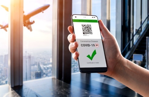 Kwarantanna dla przyjezdnych z zagranicy, ale w Schengen z testu zwalnia szczepienie