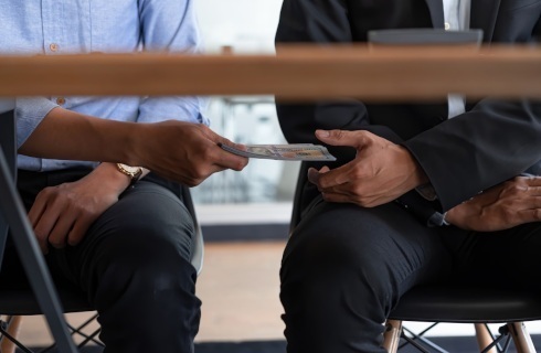 lapowka pieniadze na czarno