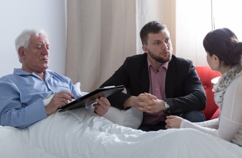 Szpitale wciąż ograniczają odwiedziny, pacjenci się skarżą