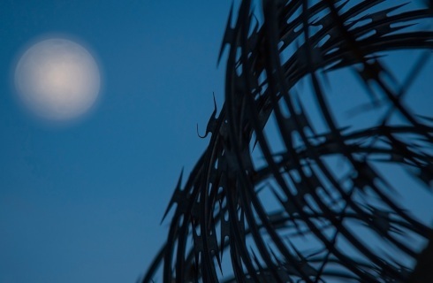 drut kolczasty granica