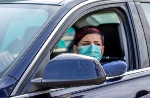 WSA: Podróż samochodem narusza obowiązek izolacji zakażonego koronawirusem