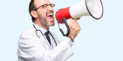 lekarz protest megafon stetoskop