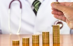 zloty lekarz stetoskop