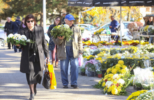 WSA: Handel na drodze przy cmentarzu tylko od święta