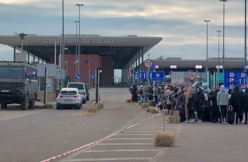 Gminy podejmują uchwały o pomocy Ukraińcom, ale czy wojewoda zwróci wydatki?