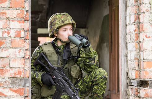 kobieta zolnierz lornetka