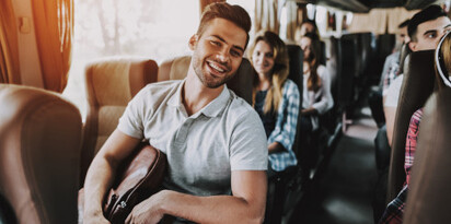 mlodziez plecak wakacje autobus