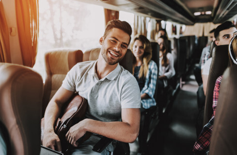 mlodziez plecak wakacje autobus