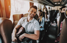 mlodziez plecak wakacje autobus