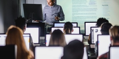 aula studenci wykladowca