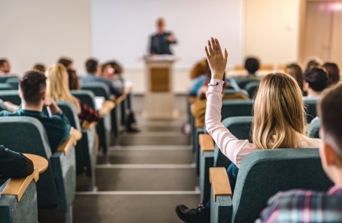 aula studenci wykladowca
