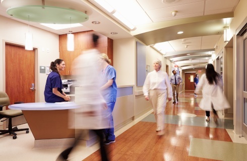 Jeden dyżur, kilka oddziałów pod opieką - samorząd lekarski protestuje