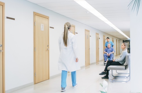 lekarka pacjenci korytarz