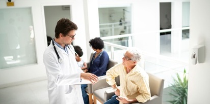 lekarz pacjenci korytarz