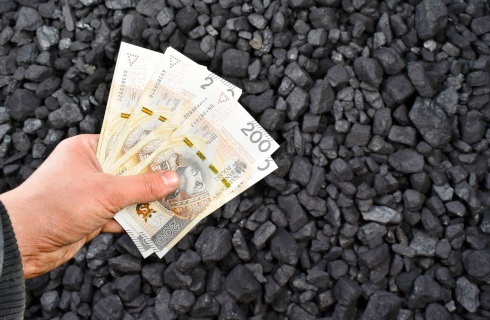 Pieniądze na wypłaty dodatku węglowego trafiają już do gmin