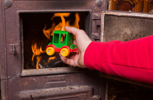 piec palenie plastik zabawki