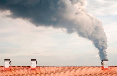 komin czarny dym