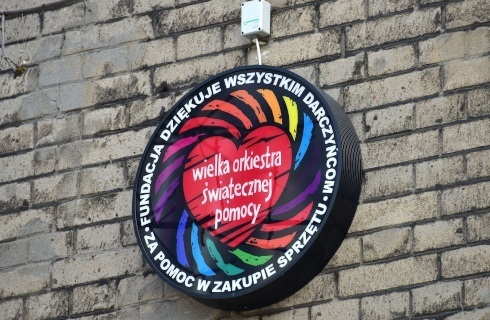 wosp logo na scianie podziekowania