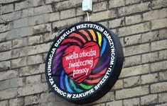 wosp logo na scianie podziekowania