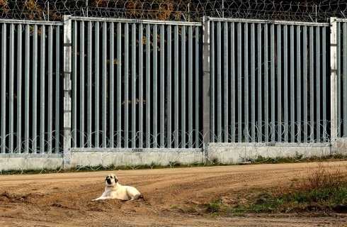 Choć pushbacki cudzoziemców są wątpliwe prawnie, to ciągle mają miejsce