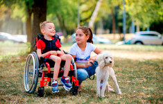 niepelnosprawne dziecko na wozku pies