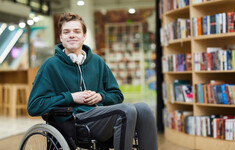 niepelnosprawny na wozku biblioteka