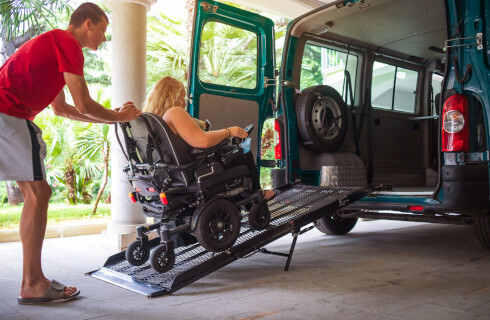 niepelnosprawny wozek samochod