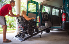 niepelnosprawny wozek samochod