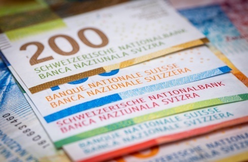 Frankowicz może powołać się na zarzut zatrzymania, a bank tego nie może zrobić