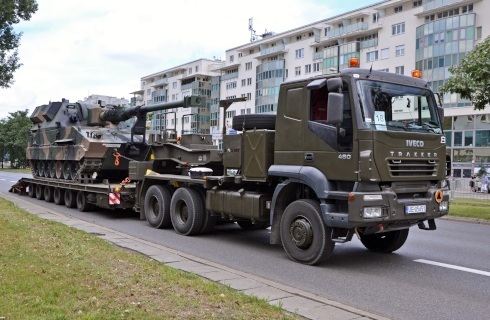 wojsko parada ciezarowka czolg