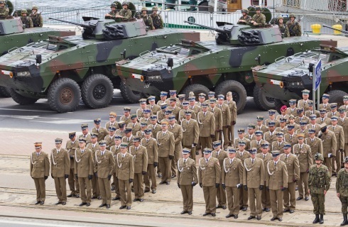 wojsko zolnierze parada uzbrojenie