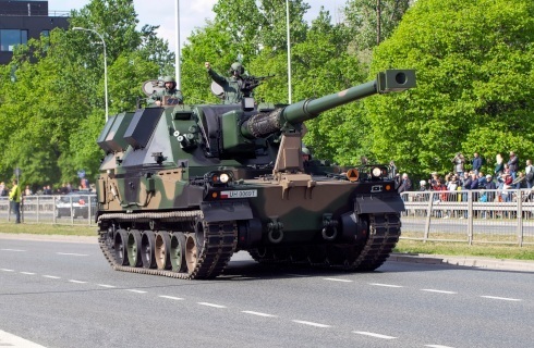 wojsko parada haubica