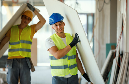 ludzie kaski plyty osb