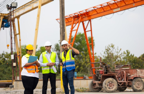 ludzie kaski suwnica