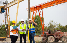 ludzie kaski suwnica