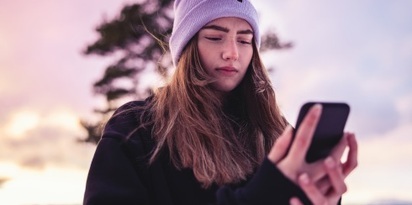 dziewczyna telefon nastolatka