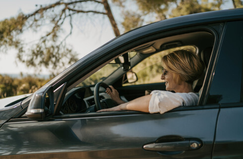 Sprzedaż aut wykupionych z leasingu operacyjnego a zwolnienie z VAT