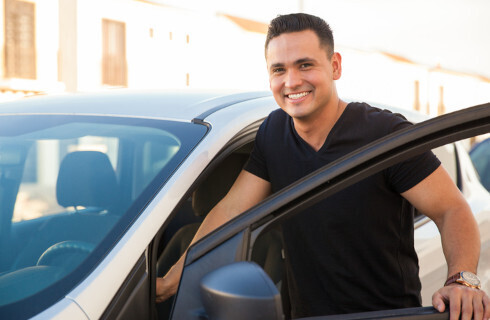 kierowca mezczyzna samochod